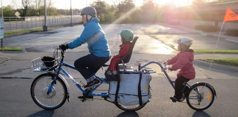 Le <blue>vélo suiveur expliqué par Lokki</blue> : Conseils pour une expérience familiale réussie