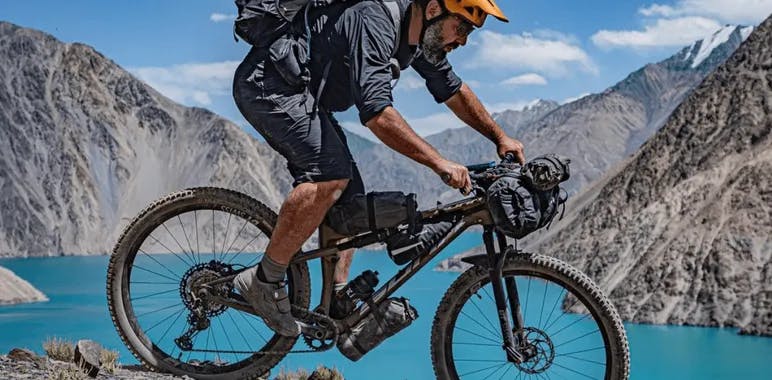 « Le lien humain est au cœur de mes aventures » : Cédric Tassan, réalisateur et explorateur à vélo