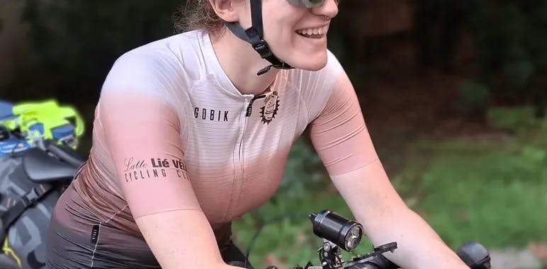 Emma Karslake, <green> guide à vélo, mécanicienne, aventurière </green> 