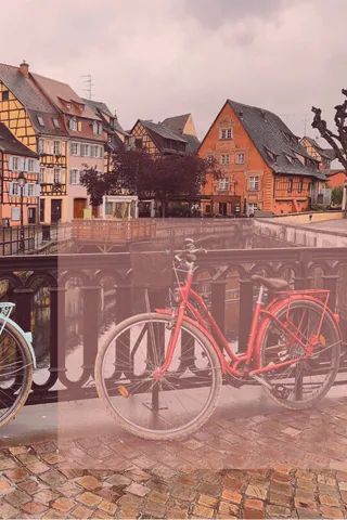 Des vélos devant le pont de colmart en version automne