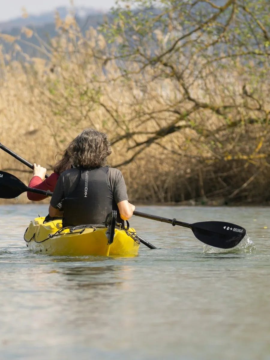 Quelle est la vraie différence entre un <blue>kayak et un canoë</blue> ? -image