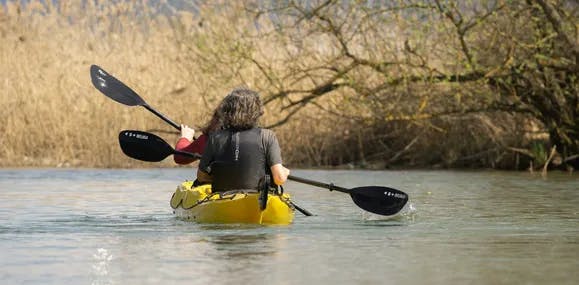 Quelle est la vraie différence entre un <blue>kayak et un canoë</blue> ? 