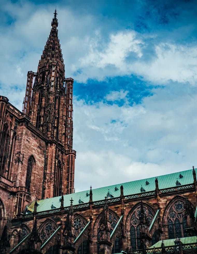 Le centre historique de Strasbourg et sa majestueuse cathédrale, véritable icône gothique