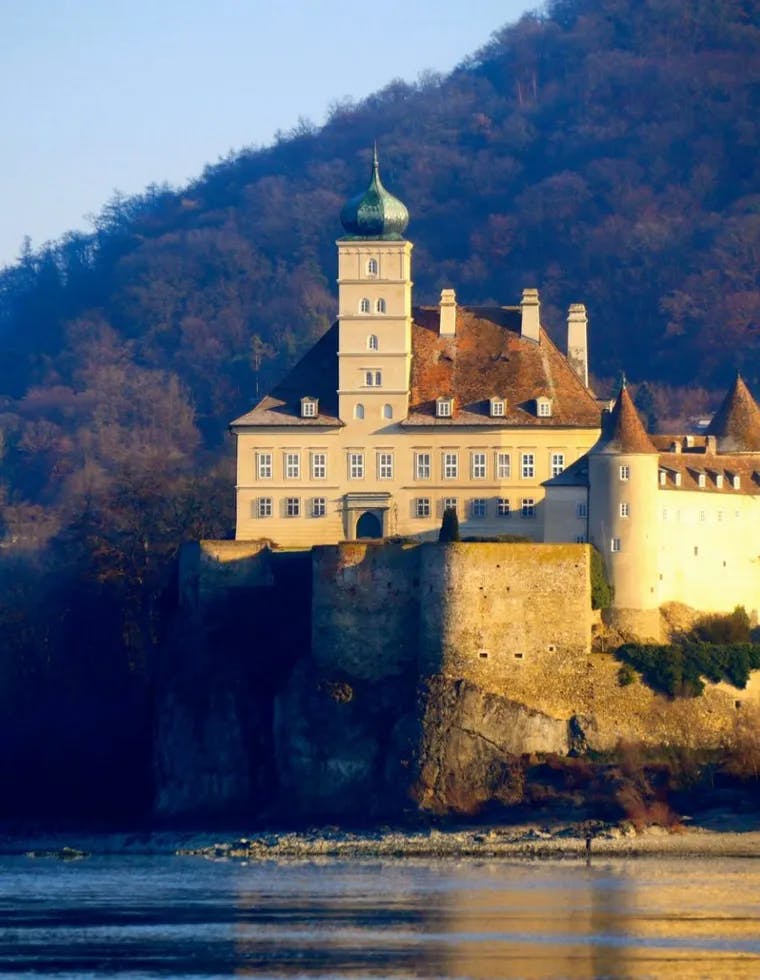 Château Schönbühel, Sentinelle gardant le fleuve, un petit parfum de seigneur des anneaux