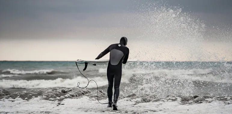 Les meilleurs spots pour <blue>faire du surf en Hiver</blue> en France