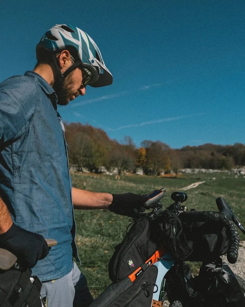 <blue>De la tête aux pieds</blue> : quel équipement indispensable en bikepacking ?-image