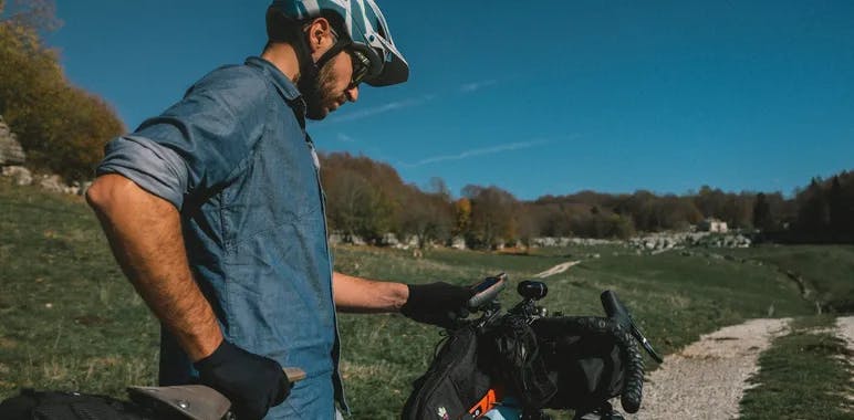 <blue>De la tête aux pieds</blue> : quel équipement indispensable en bikepacking ?